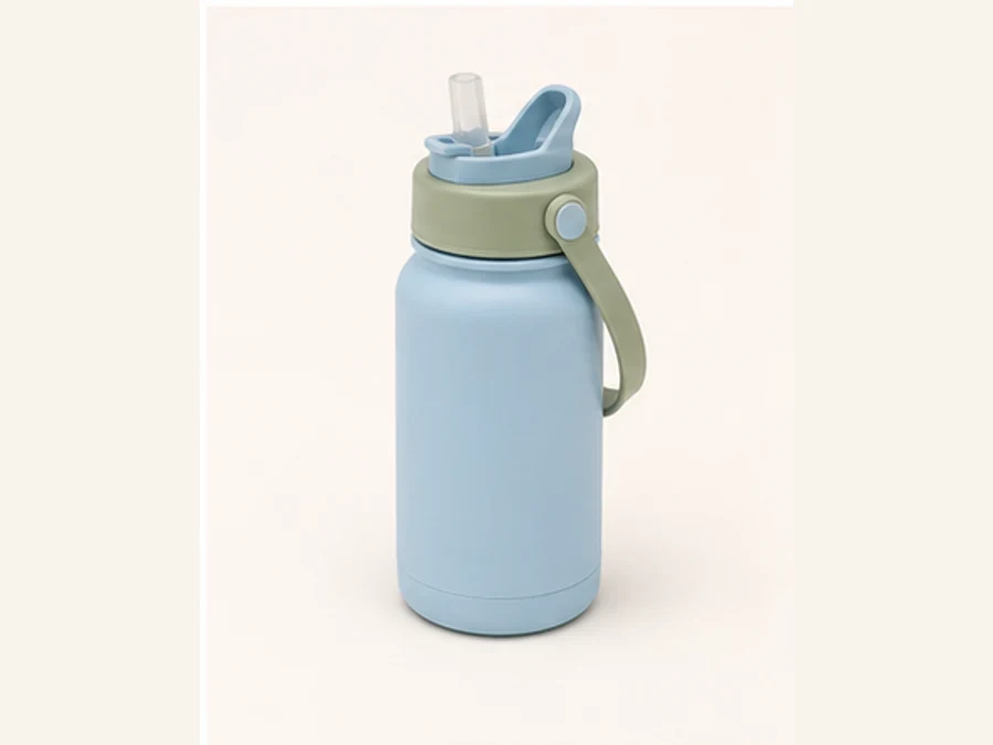 Trinkflasche mit Strohhalm für Kind im Urlaub