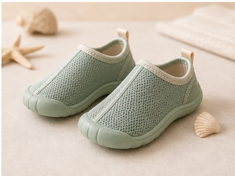Wasserschuhe für Kinder am Strand